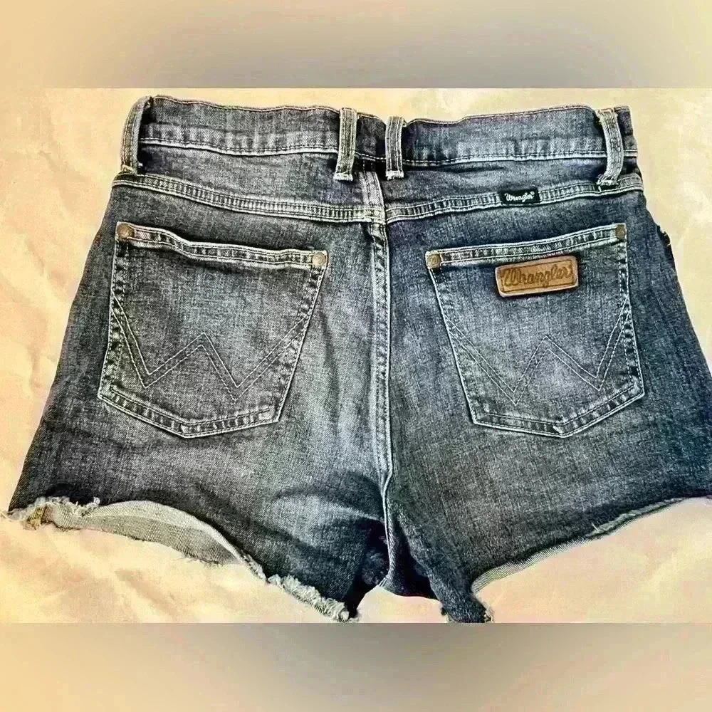 💰🔥PRICE DROP 💥💰Wrangler shorts size 9